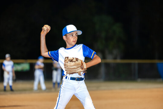 Baseball player throwing ball 