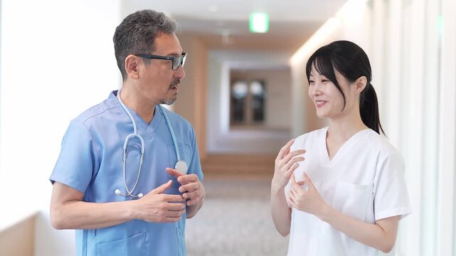 病院で相談をする医師と看護師