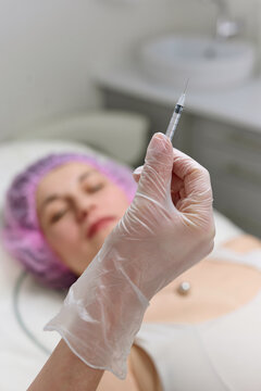 Woman receiving cosmetic injection in beauty clinic