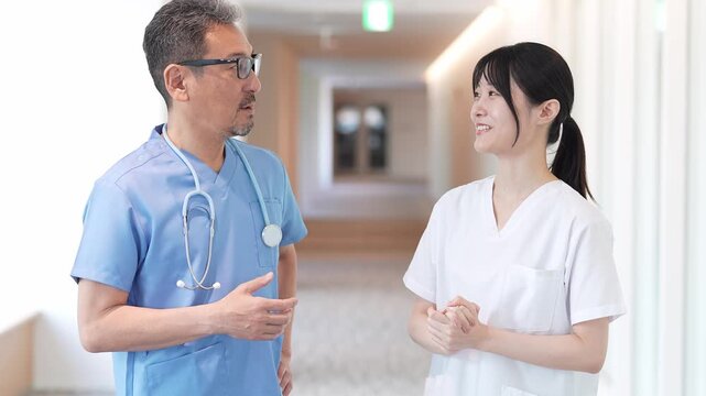 病院で相談をする医師と看護師