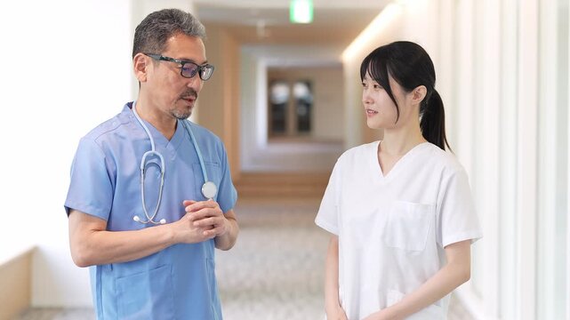 病院で相談をする医師と看護師