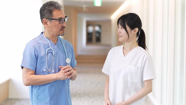 病院で相談をする医師と看護師
