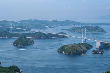 亀老山展望デッキから見下ろす来島海峡大橋と瀬戸内海の美しい島々（愛媛県） © Anoconone