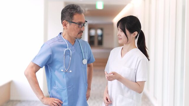 病院で相談をする医師と看護師