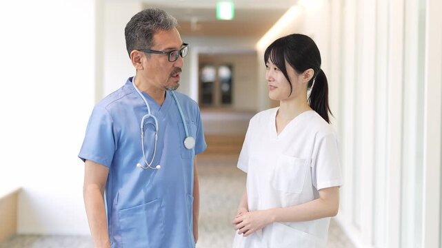 病院で相談をする医師と看護師