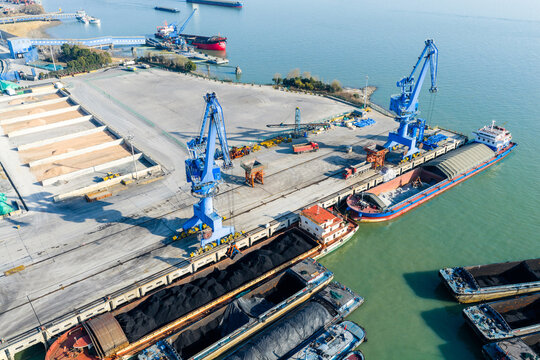 Bulk carrier ship loading