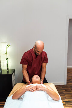 Chiropractic back adjustment treatment