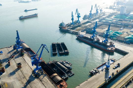 Bulk carrier ship loading