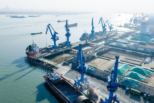 Bulk carrier ship loading
