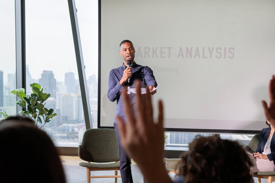 Speaker leads market analysis presentation with audience questions