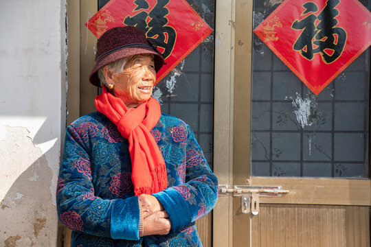 Elderly woman at Chinese doorway