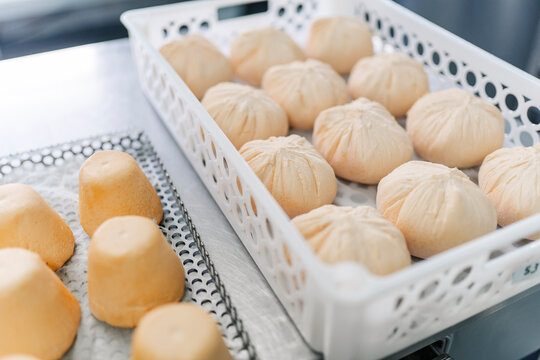 Artisan cheesemaking process producing fresh raw cheese curds