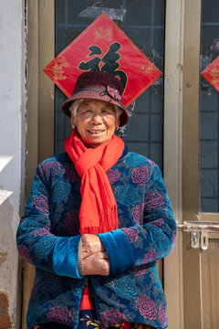 Elderly woman at Chinese doorway