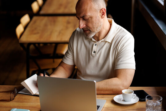 Working in caf&eacute;