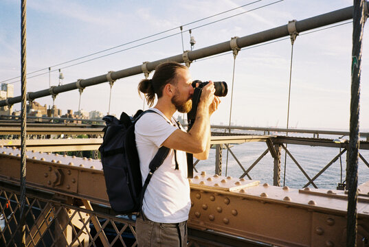 Man takes photos from the Brooklyn Bridge