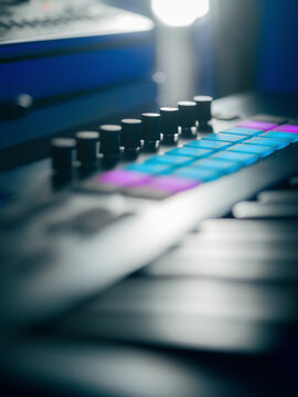 Midi keyboard with drum pad 