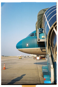 Aircraft parked at the airport with a viewpoint of boarding bridge