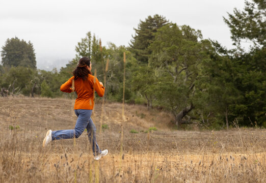 Asian fitness woman athlete trail run endurance 
