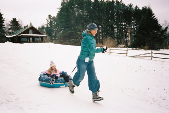 Family together snow tubing  in Vermont UGC
