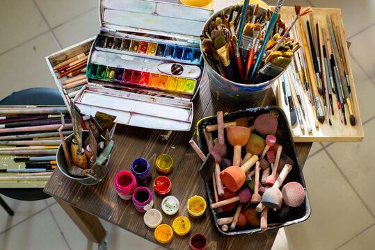Paints and brushes for painting in an art studio