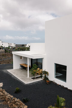 The back fa&ccedil;ade of a modern minimalist designer home