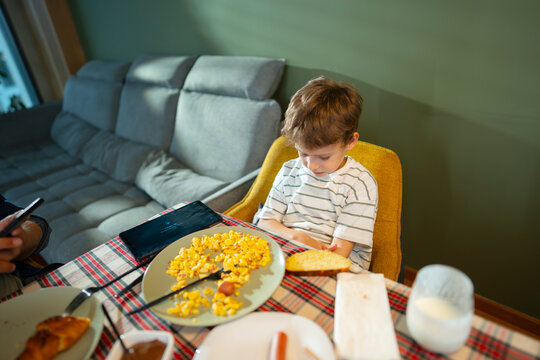 Refusing to Eat After Screen Time Restriction