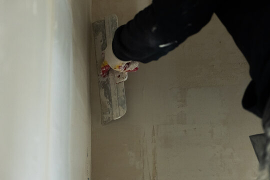 Plaster finishing wall corner
