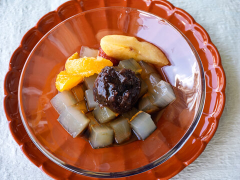 涼を呼ぶ甘味。宝石のような至福のあんみつ