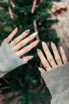 Christmas Candy Cane Manicure