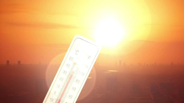 Ein Thermometer zeigt hohe Temperatur in einer Stadt w&auml;hrend des Hochsommers