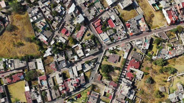 Dron vista cenital de un pueblo, poblado
