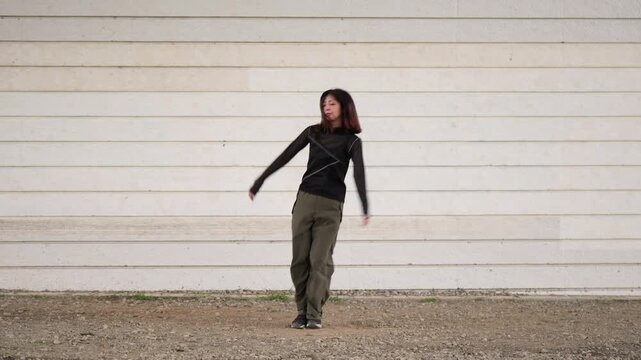 ヒップホップダンスの基本ステップ（ATLストンプ）を踊る女性ダンサー