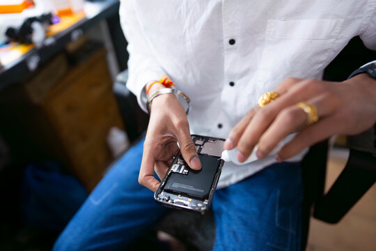 Replacing smartphone battery or component