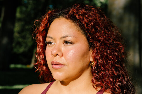 A tight daylight portrait captures a curvy woman