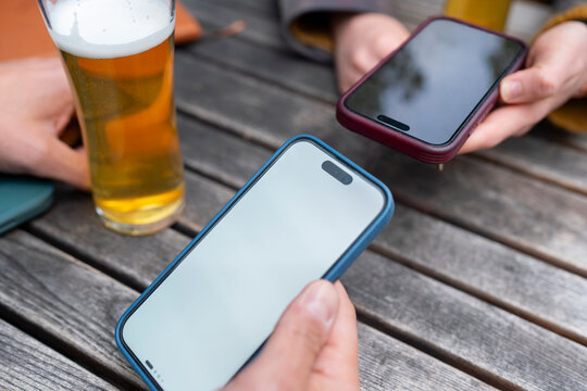 Sharing content between phones