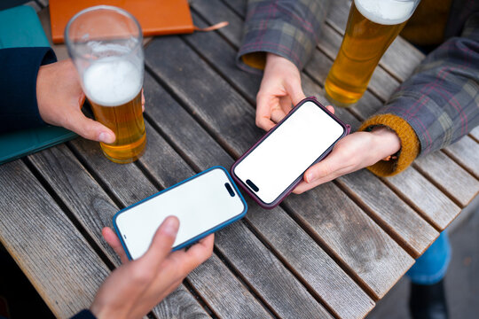 Sharing content between smartphones