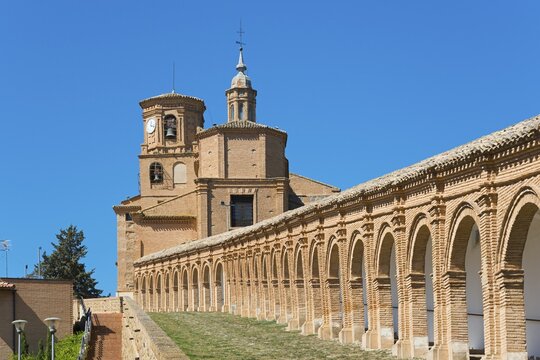 Historisches Backsteingeb&auml;ude mit B&ouml;gen und einem Uhrturm unter blauem Himmel, Bas&iacute;lica de Nuestra Se&ntilde;ora del Romero, Basilika Unserer Lieben Frau von Romero, Cascante, Navarra, Spanien