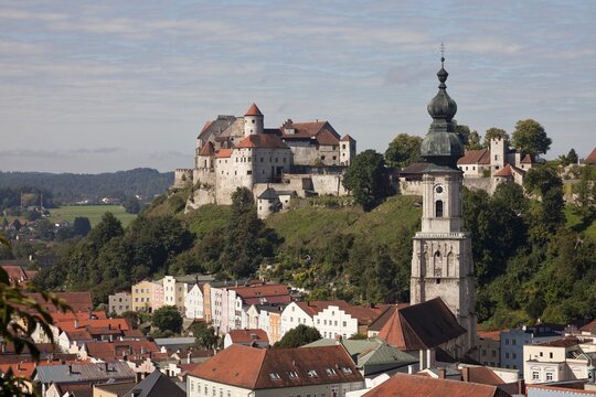 Townscape with Burghausen Castle and the parish church of St. Jacob, Burghausen, Upper Bavaria, Bavaria, Germany
