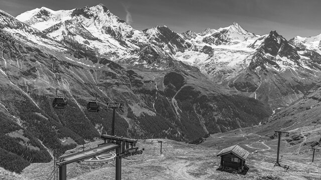 Gondolas of the cable car from Zinal to Corne de Sorebois, behind the snow-covered peaks Weisshorn, Bishorn, Zinalrothorn and Obergabelhorn, black and white photo, Val d'Anniviers, Valais Alps, Canton Valais, Switzerland