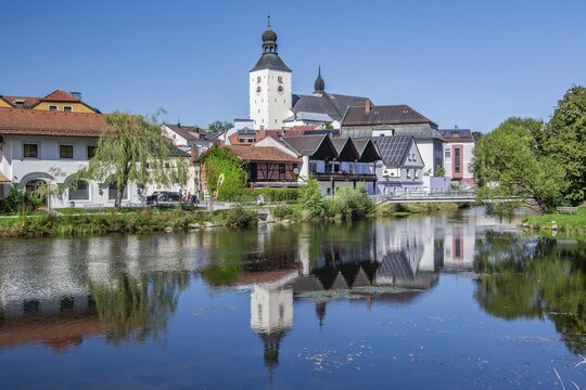Waterfront of the town on the river Regen with the parish church, Regen, Bavarian Forest, Lower Bavaria, Bavaria, Germany