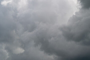 Obraz premium Stormy sky forewarns tension. Gloomy skies suggest imminent weather disturbance striking nearby. Ominous cloud cover indicates beginning of fierce and nearby thunderstorm