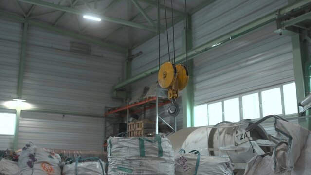Experienced Rigging Specialists Oversee Substantial Weight Hoists Ensuring Safety And Appropriate Tools . Media