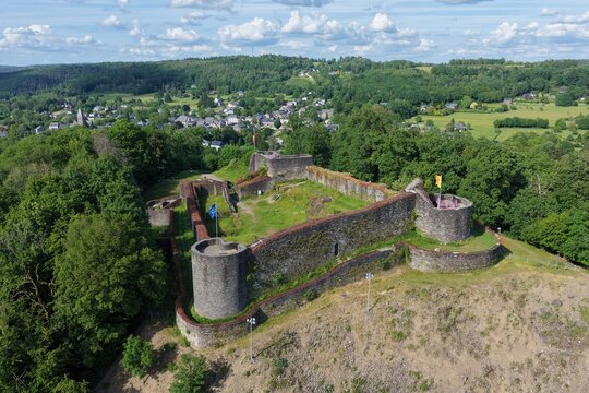 Vue a&eacute;rienne panoramique des ruines du ch&acirc;teau d'Herbeumont en Belgique. Vestiges d'une forteresse m&eacute;di&eacute;vale en Wallonie. Les murs en pierres et le sol sont recouverts par la v&eacute;g&eacute;tation. 