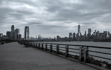 Obraz premium New York skyline Manhattan. New York iconic city. New York skyline downtown. New York panorama skyline. NYC with Manhattan in blue dusk tones.