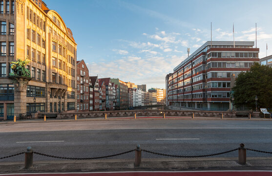 Germany, Hamburg, Nikolaifleet at sunrise