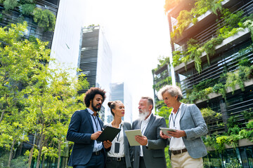 Fototapeta premium Business professionals discussing strategy in eco-friendly urban setting