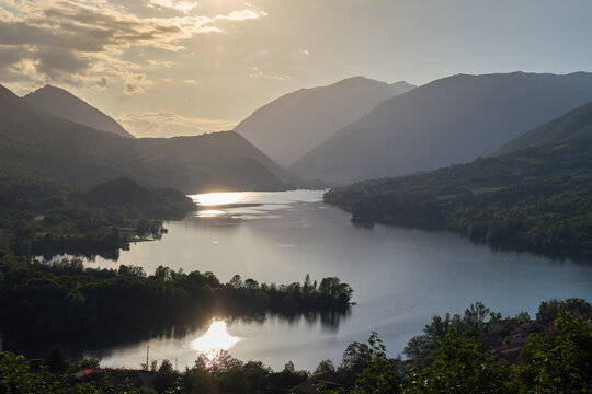 Primavera al Parco Nazionale d'Abruzzo Lazio e Molise (PNALM): tramonto sul Lago di Barrea