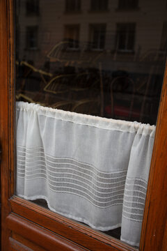 Brise vue en tissu derri&egrave;re une vitre de restaurant