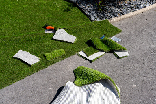 D&eacute;coupes de tapis de fausse herbe montrant diff&eacute;rentes textures de gazon synth&eacute;tique, utilis&eacute;es pour l&rsquo;am&eacute;nagement ext&eacute;rieur, le jardinage d&eacute;coratif et les surfaces sportives.