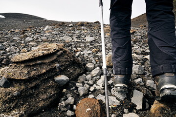 Island, Trekking im Hochland, Vulkanwüste Fjallabak, Beine mit Trekkingstock, Wanderstiefel. Landschaft vulkanisch aus Stein, Fels und Lavasand. © Andreas P